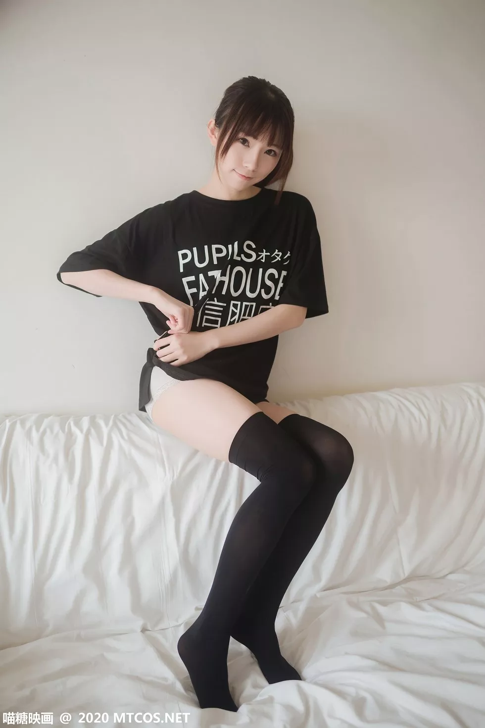 Xgyw.Org_[喵糖映画]Vol.176_黑色短袖衫美女白色大床上性感黑丝袜秀美腿迷人写真42P