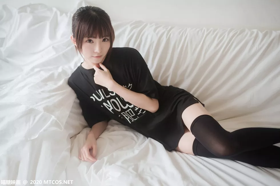Xgyw.Org_[喵糖映画]Vol.176_黑色短袖衫美女白色大床上性感黑丝袜秀美腿迷人写真42P