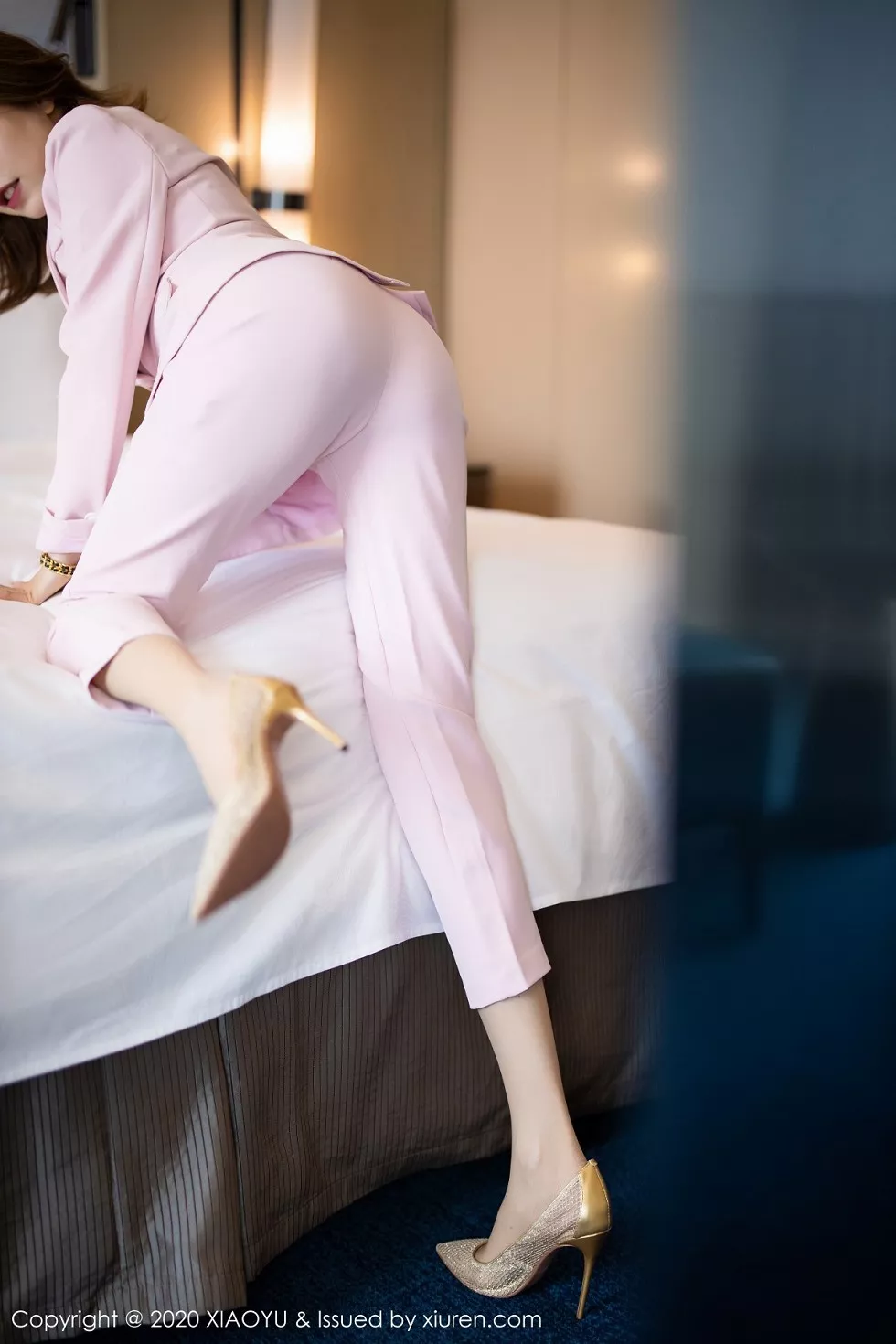 Xgyw.Org_[XiaoYu画语界]Vol.327_女神黄乐然私房粉色西装半脱露蕾丝吊袜秀美腿性感写真116P