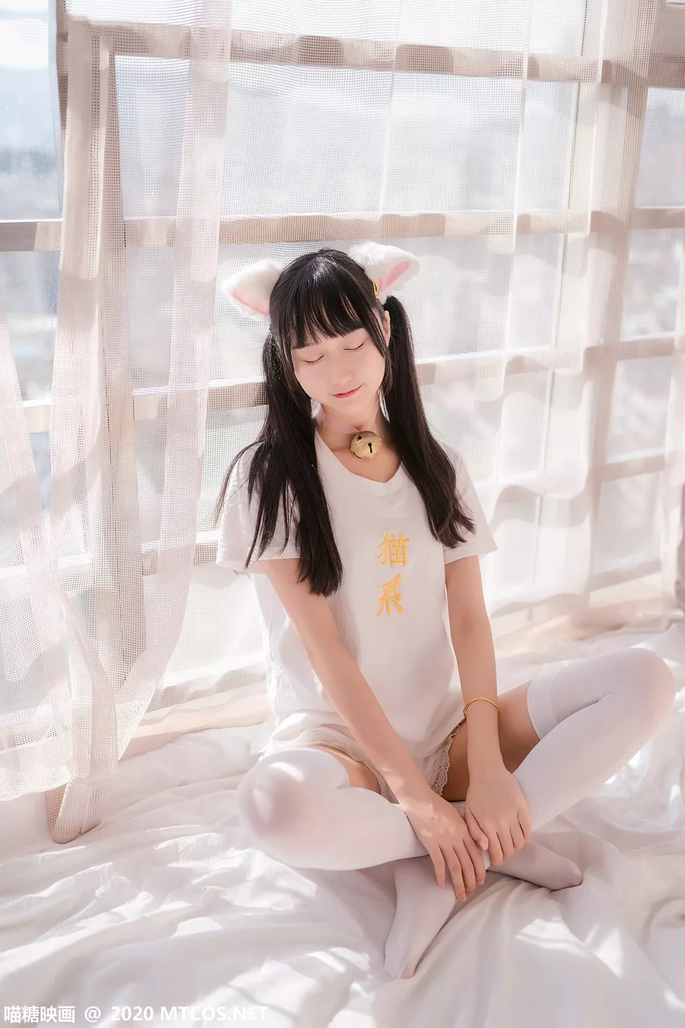 Xgyw.Org_[喵糖映画]Vol.178_白色短袖衫猫系少女私房床上白丝袜秀美腿性感迷人写真51P