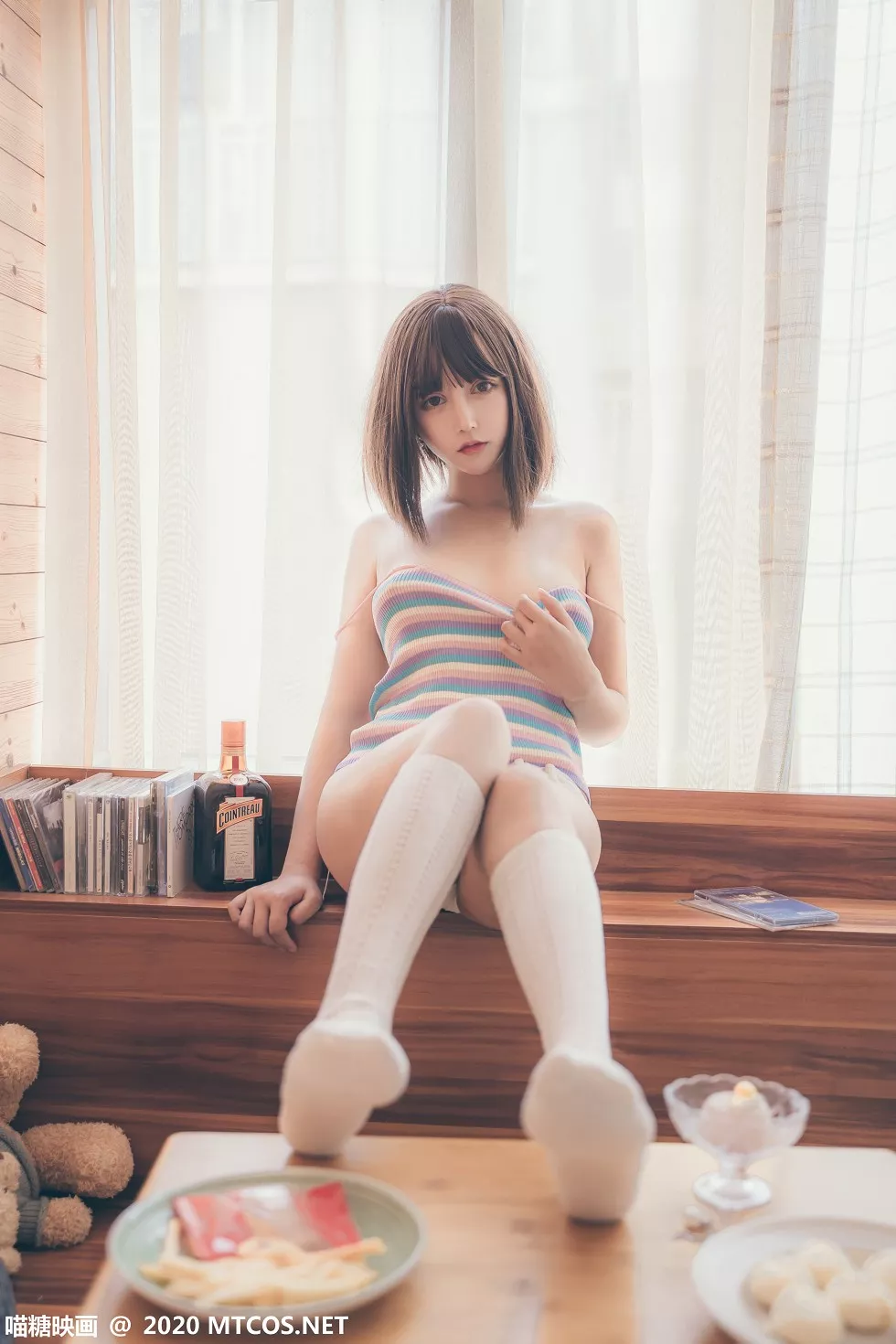 Xgyw.Org_[喵糖映画]Vol.196_性感吊带内衣美女私房复古风配白丝腿袜秀完美身材诱惑写真29P
