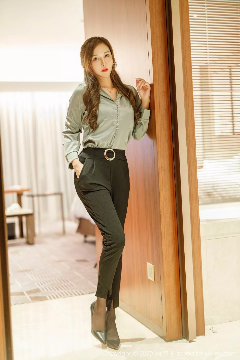 Xgyw.Org_[IMISS爱蜜社]Vol.492_气质女神Lavinia肉私房脱典雅服饰露性感内衣完美身材诱惑写真57P