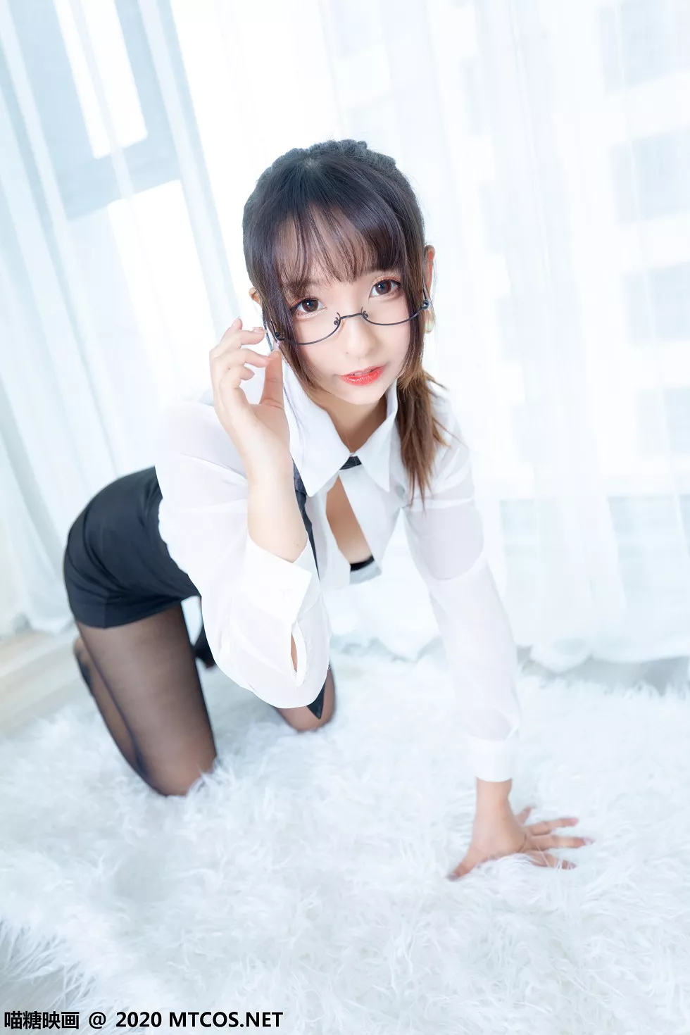 Xgyw.Org_[喵糖映画]Vol.202_OL制服美女私房白衬衣配黑短裙黑丝裤袜秀翘臀美腿诱惑写真70P