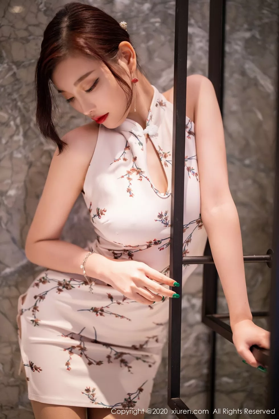 Xgyw.Org_XiuRen第2487期_女神杨晨晨sugar私房古韵旗袍配肉丝裤袜秀完美身材诱惑写真102P