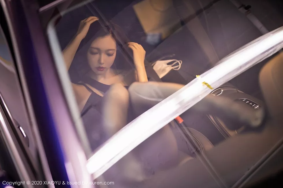 Xgyw.Org_[XiaoYu画语界]Vol.356_女神冯木木LRIS绚丽光影时尚车拍主题无内黑丝裤袜诱惑写真110P
