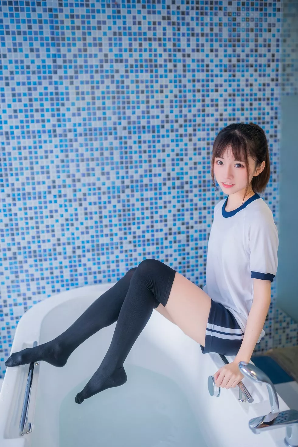 Xgyw.Org_[喵糖映画]Vol.259_性感美少女浴室白色体操服配黑丝袜秀美腿湿身撩人诱惑写真45P