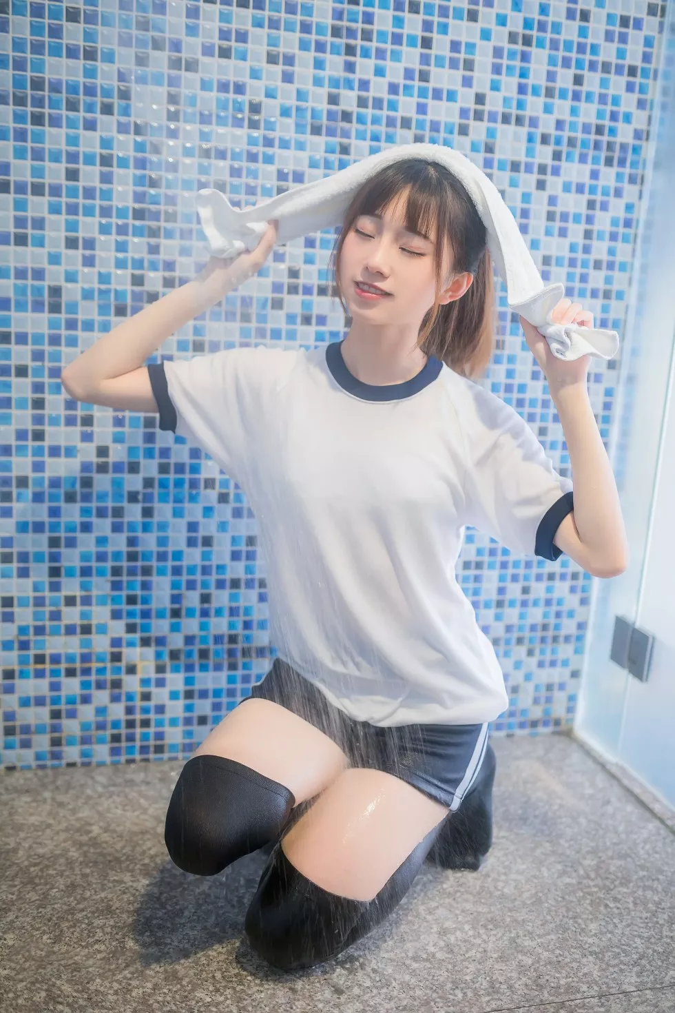 Xgyw.Org_[喵糖映画]Vol.259_性感美少女浴室白色体操服配黑丝袜秀美腿湿身撩人诱惑写真45P