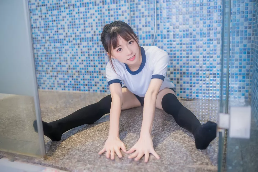 Xgyw.Org_[喵糖映画]Vol.259_性感美少女浴室白色体操服配黑丝袜秀美腿湿身撩人诱惑写真45P