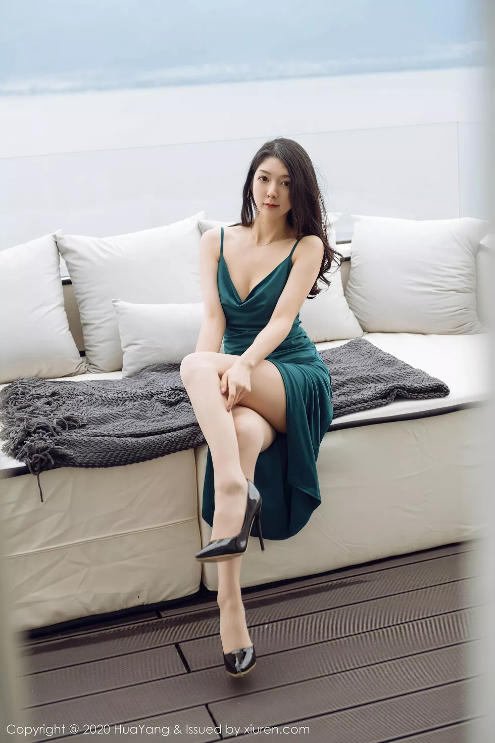 Xgyw.Org_[HuaYang花漾]Vol.285_女神Angela小热巴云南旅拍典雅吊裙+古韵旗袍完美诱惑写真60P