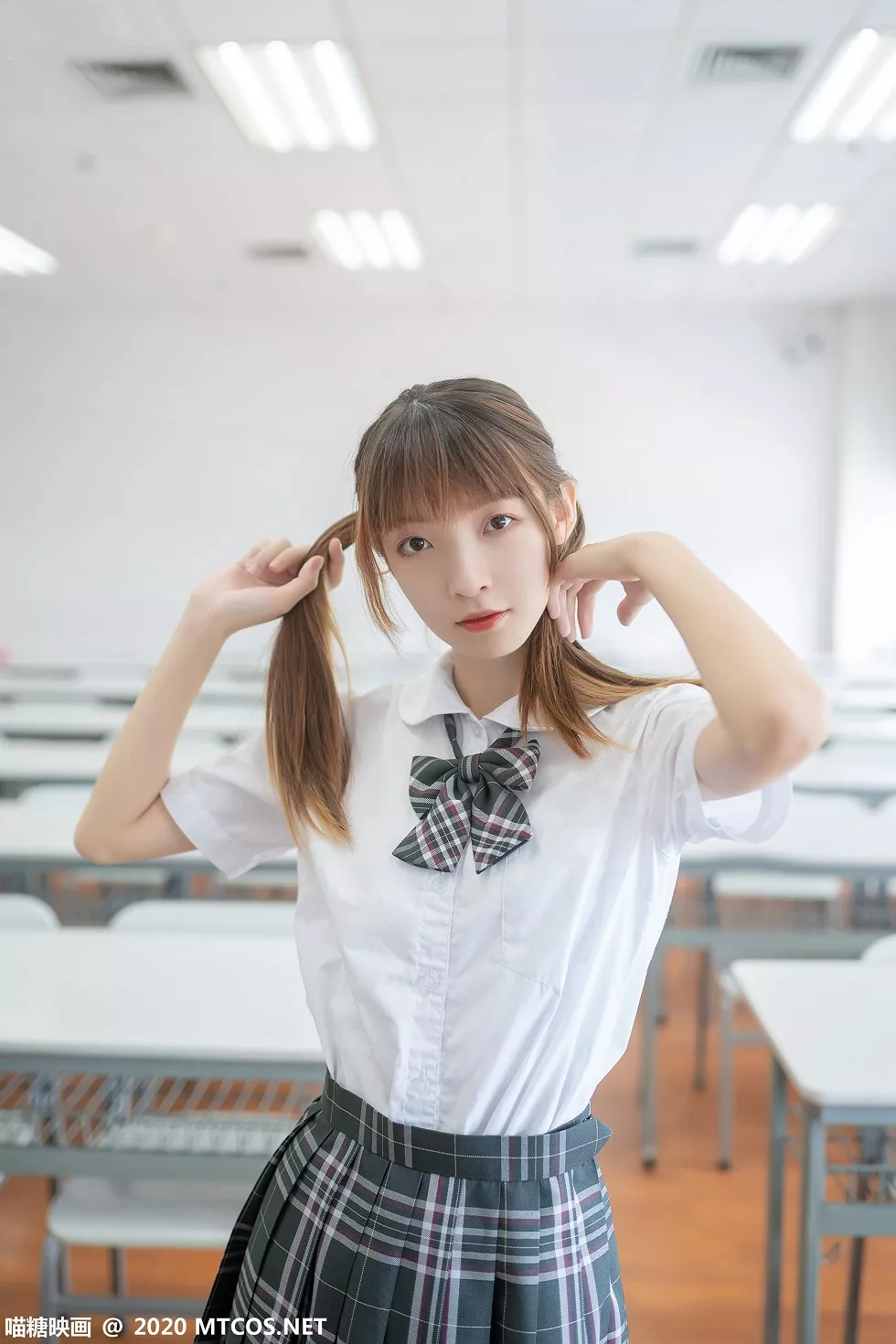 Xgyw.Org_[喵糖映画]JKL.008_夏季JK制服美女教室里性感白衬衣配格子裙秀白丝裤袜诱惑写真49P