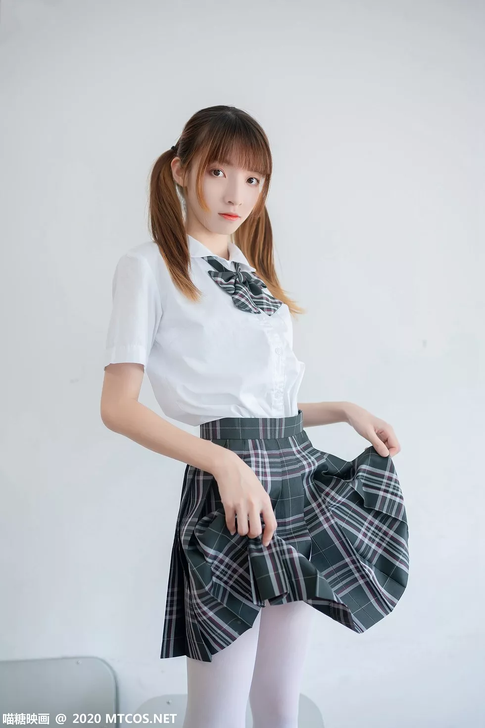 Xgyw.Org_[喵糖映画]JKL.008_夏季JK制服美女教室里性感白衬衣配格子裙秀白丝裤袜诱惑写真49P