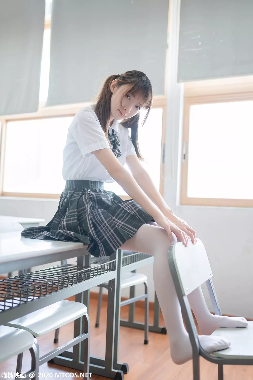 Xgyw.Org_[喵糖映画]JKL.008_夏季JK制服美女教室里性感白衬衣配格子裙秀白丝裤袜诱惑写真49P