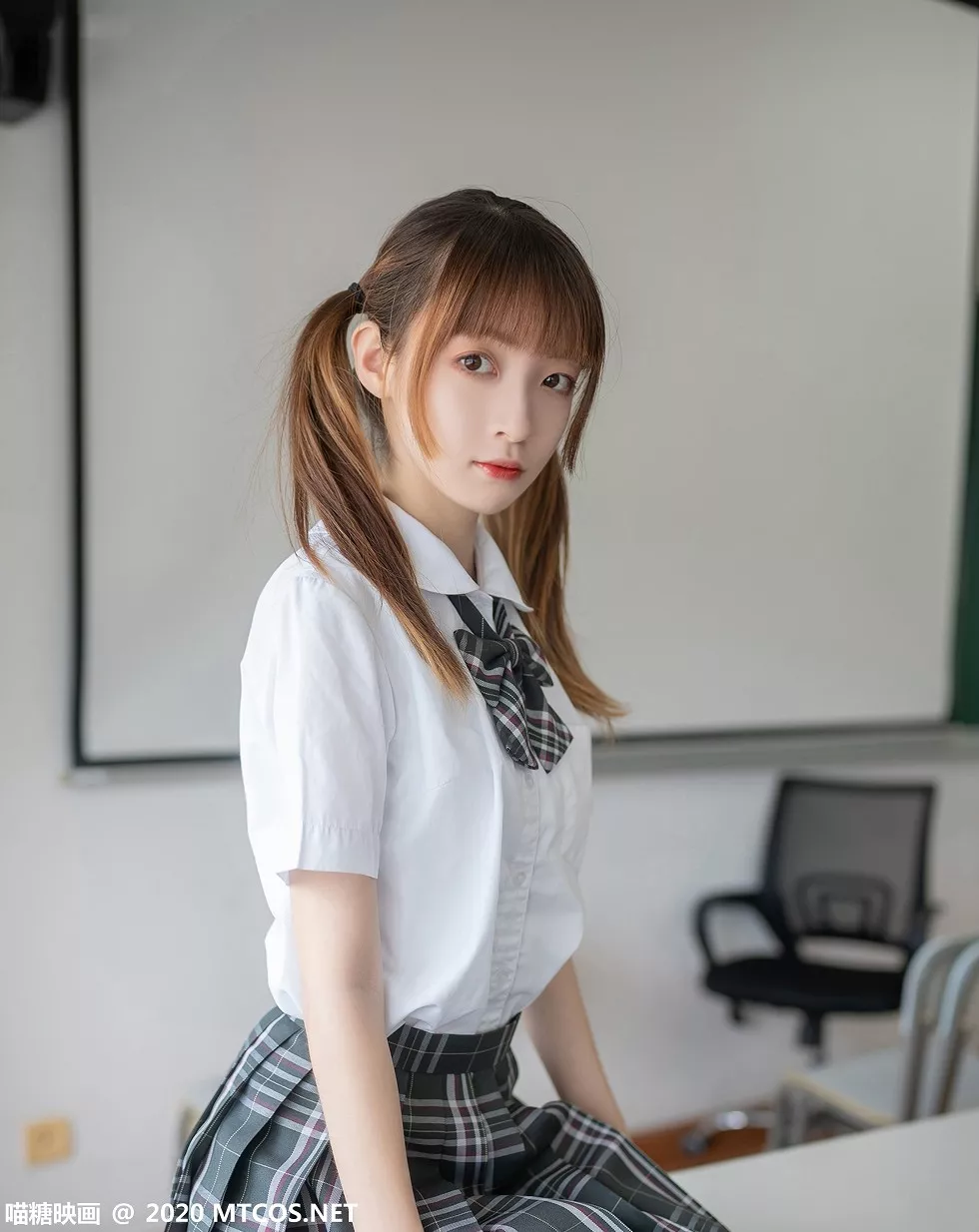 Xgyw.Org_[喵糖映画]JKL.008_夏季JK制服美女教室里性感白衬衣配格子裙秀白丝裤袜诱惑写真49P