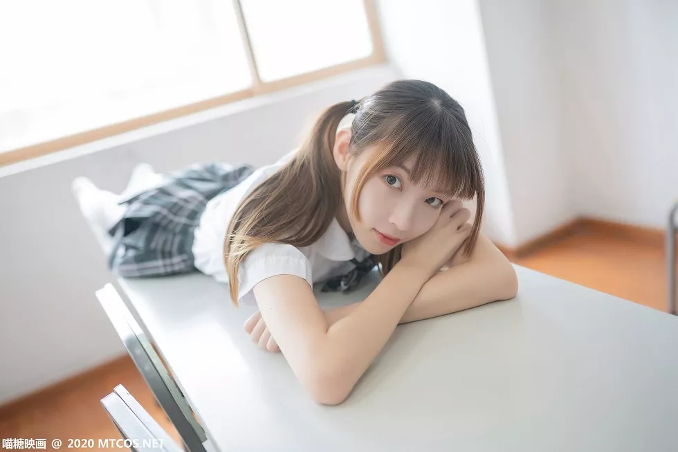 Xgyw.Org_[喵糖映画]JKL.008_夏季JK制服美女教室里性感白衬衣配格子裙秀白丝裤袜诱惑写真49P