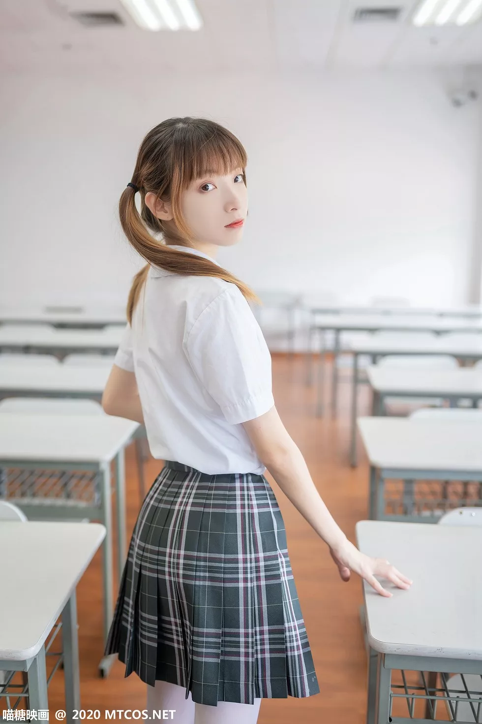 Xgyw.Org_[喵糖映画]JKL.008_夏季JK制服美女教室里性感白衬衣配格子裙秀白丝裤袜诱惑写真49P