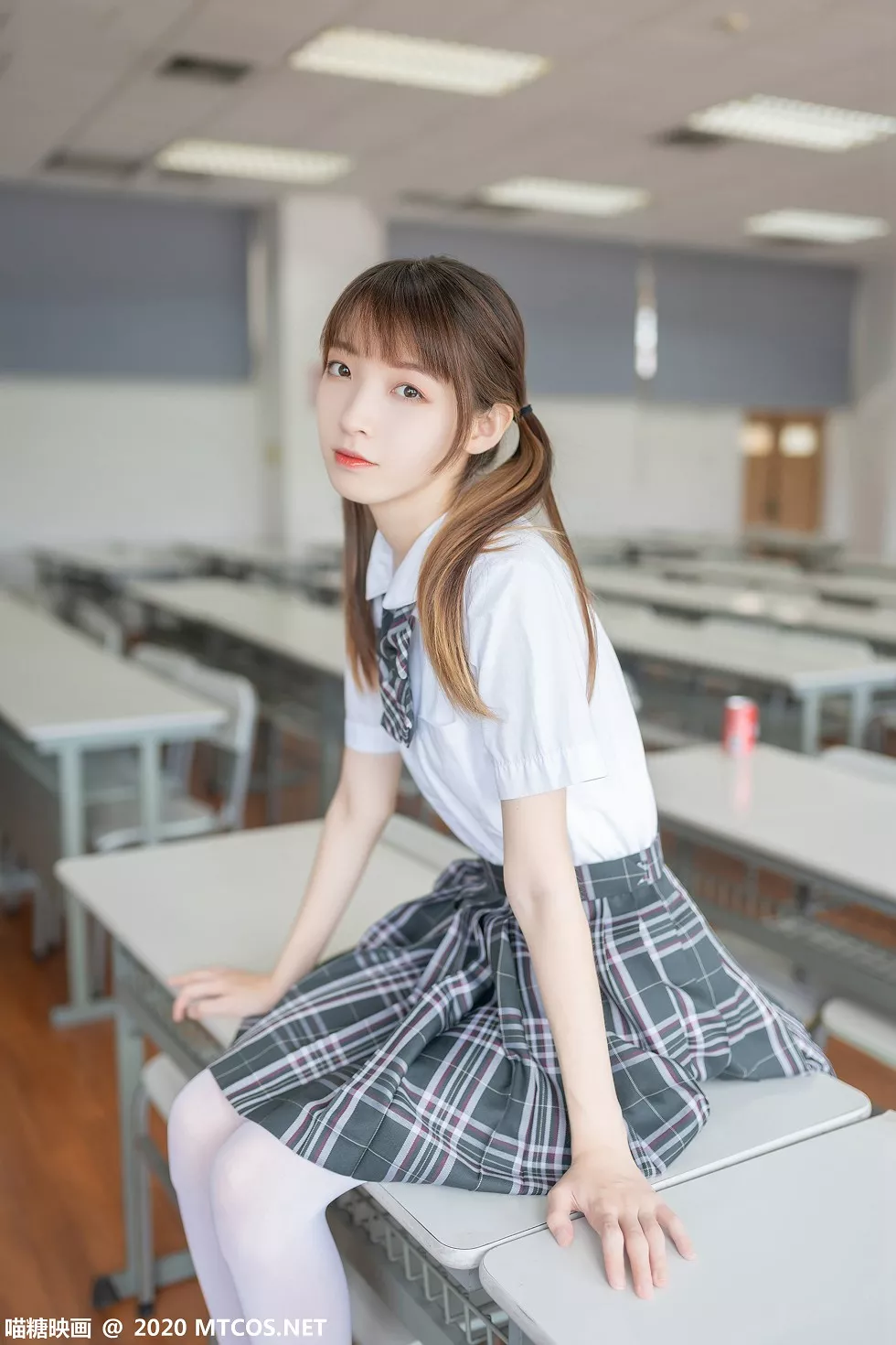 Xgyw.Org_[喵糖映画]JKL.008_夏季JK制服美女教室里性感白衬衣配格子裙秀白丝裤袜诱惑写真49P