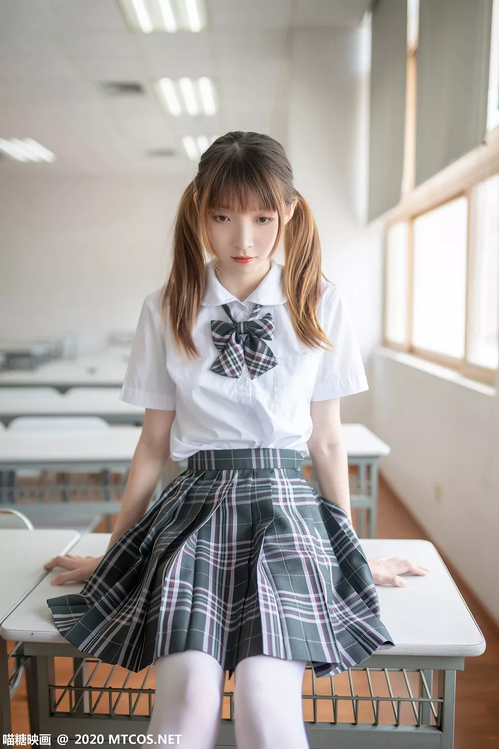 Xgyw.Org_[喵糖映画]JKL.008_夏季JK制服美女教室里性感白衬衣配格子裙秀白丝裤袜诱惑写真49P