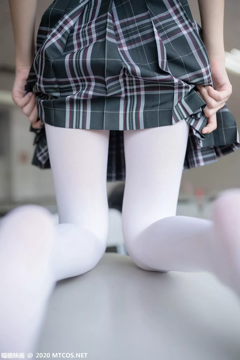 Xgyw.Org_[喵糖映画]JKL.008_夏季JK制服美女教室里性感白衬衣配格子裙秀白丝裤袜诱惑写真49P