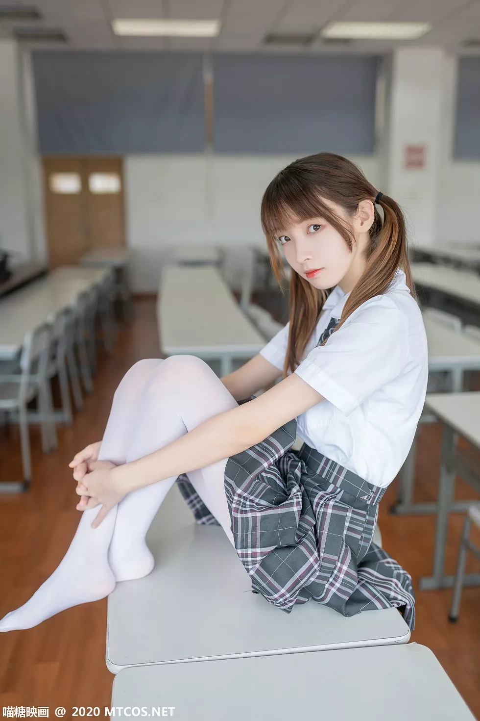 Xgyw.Org_[喵糖映画]JKL.008_夏季JK制服美女教室里性感白衬衣配格子裙秀白丝裤袜诱惑写真49P