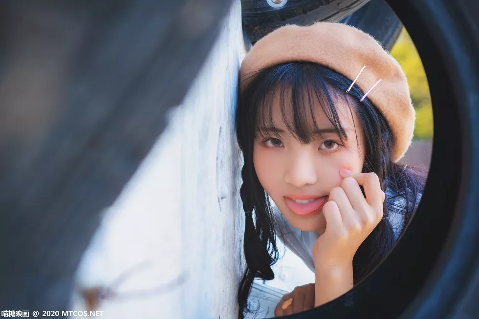 Xgyw.Org_[喵糖映画]Vol.273_帽子美少女户外白云森林性感格子裙配白色腿袜秀美腿迷人写真28P