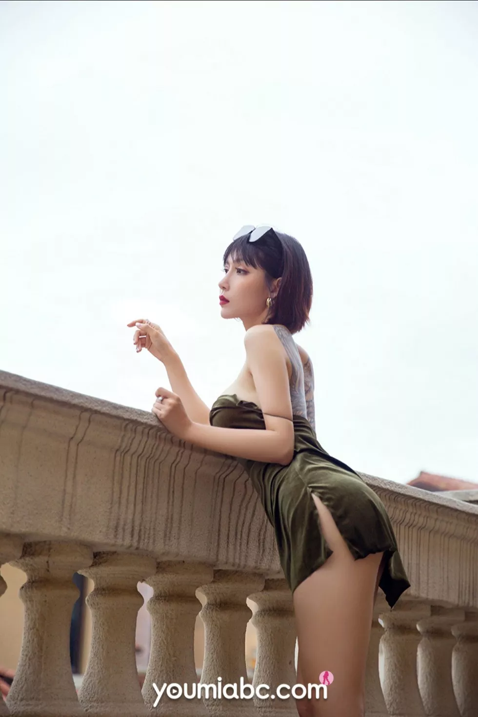Xgyw.Org_[YouMi尤蜜]Vol.574_嫩模安妮斯朵拉街头低胸吊裙+私房床上全脱秀火辣身材诱惑写真44P