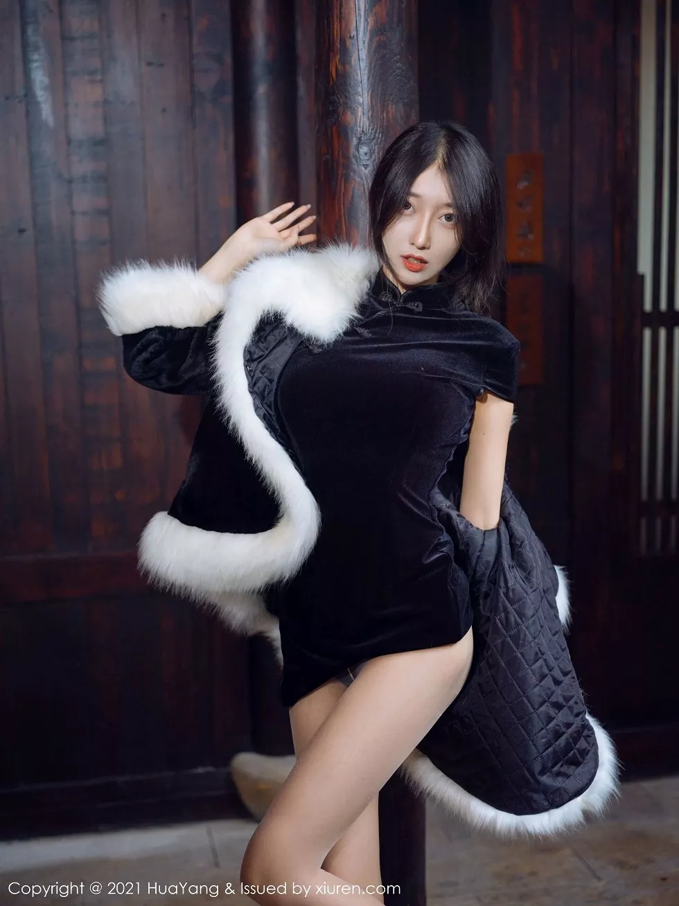 Xgyw.Org_[HuaYang花漾]Vol.353_嫩模玥儿玥er杭州旅拍古韵典雅旗袍配肉丝裤袜诱惑写真57P