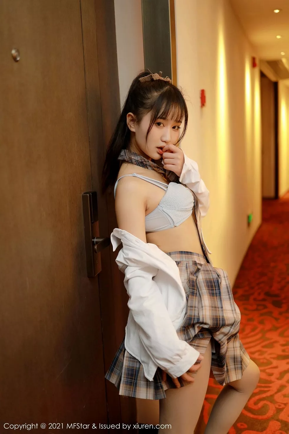 Xgyw.Org_[MFStar模范学院]Vol.447_嫩模小果冻儿私房白衬衣配格子裙JK制服半脱撩人诱惑写真39P