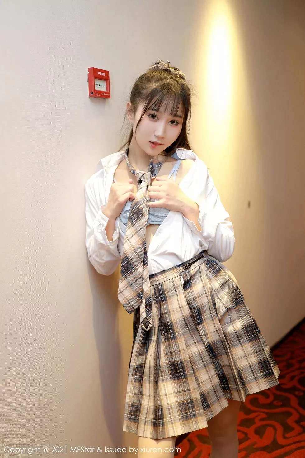 Xgyw.Org_[MFStar模范学院]Vol.447_嫩模小果冻儿私房白衬衣配格子裙JK制服半脱撩人诱惑写真39P