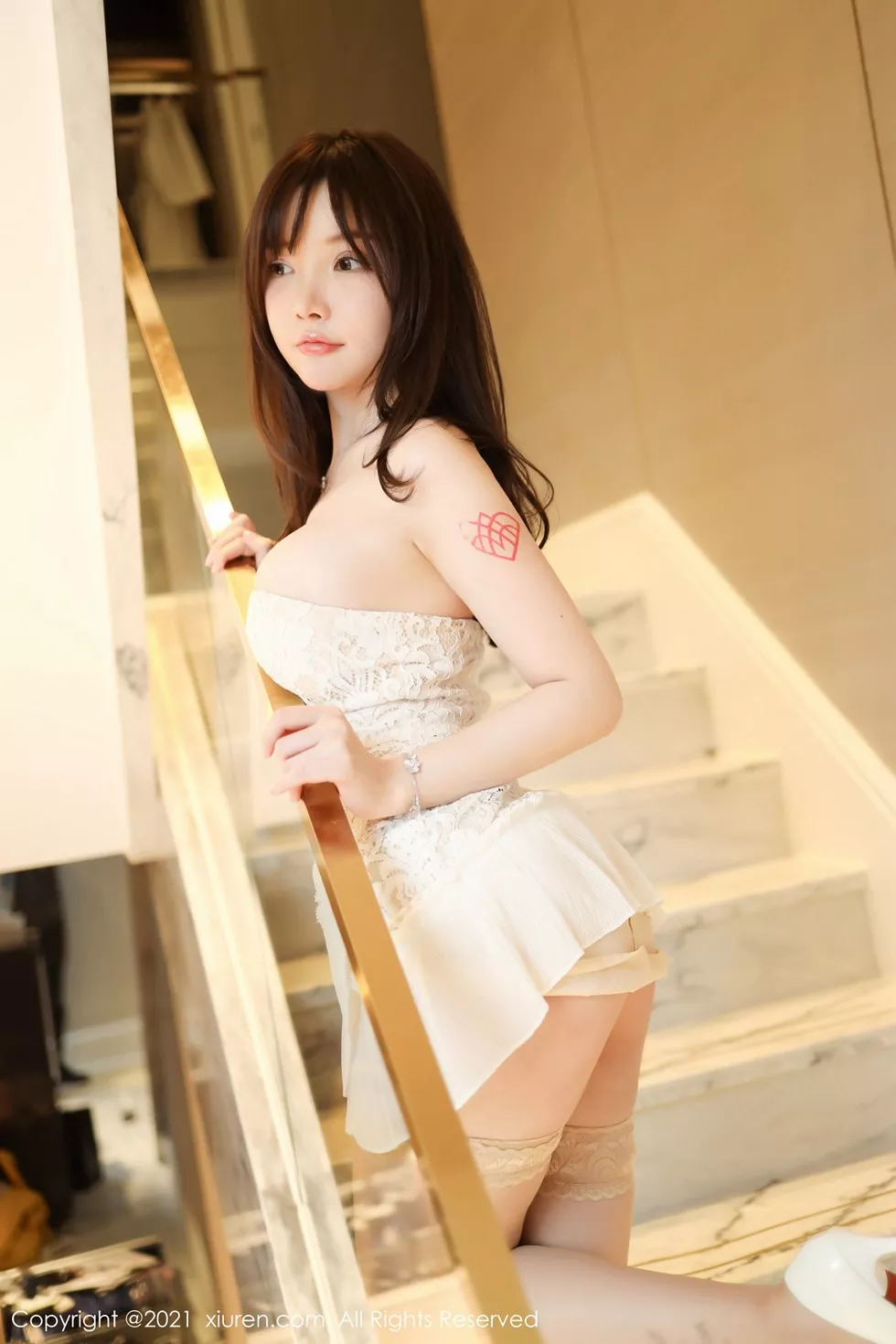 Xgyw.Org_XiuRen第3033期_女神糯美子Mini楼梯间低胸白色连衣裙半撩露豪乳翘臀诱惑写真66P
