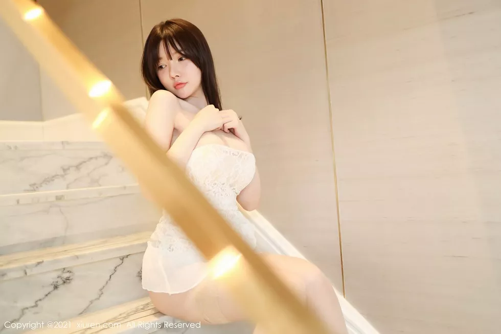 Xgyw.Org_XiuRen第3033期_女神糯美子Mini楼梯间低胸白色连衣裙半撩露豪乳翘臀诱惑写真66P