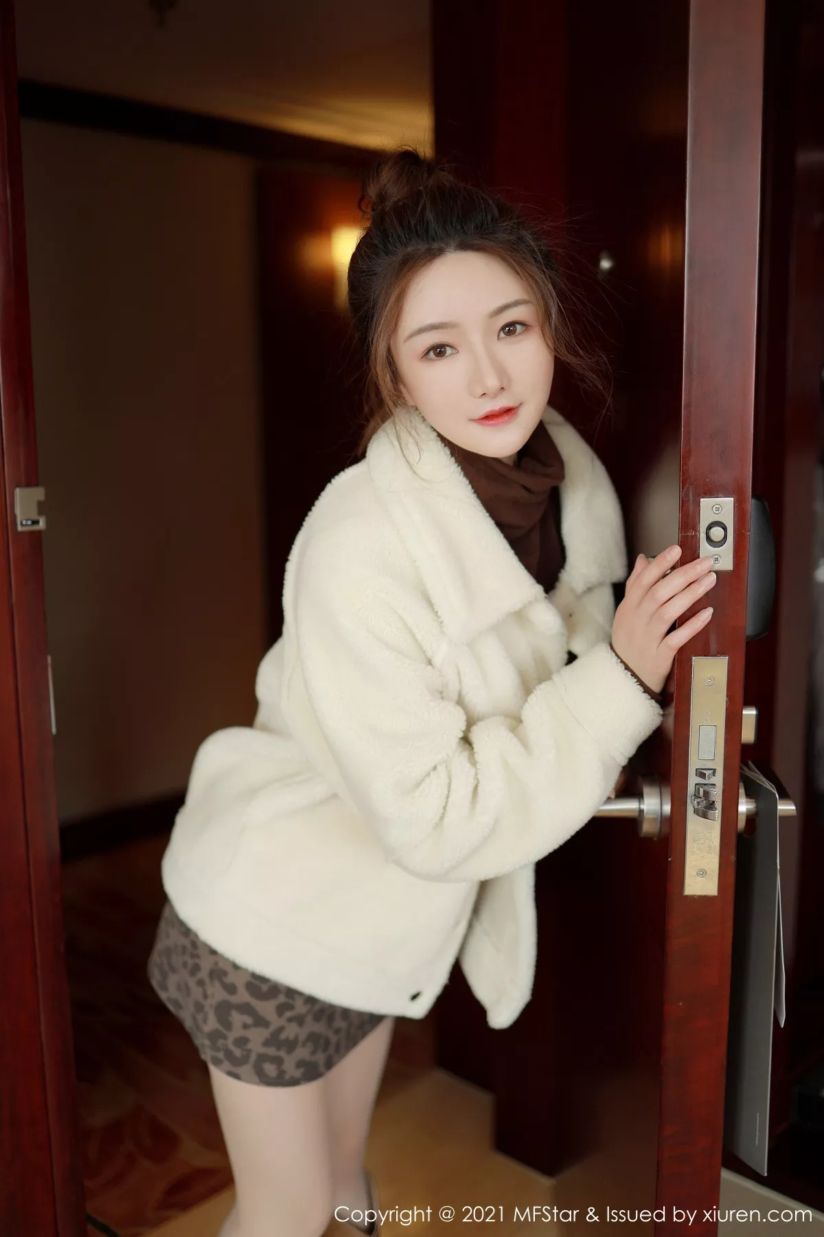 Xgyw.Org_[MFStar模范学院]Vol.465_嫩模婠婠么都市OL风格半脱露无内肉丝裤袜秀翘臀诱惑写真48P