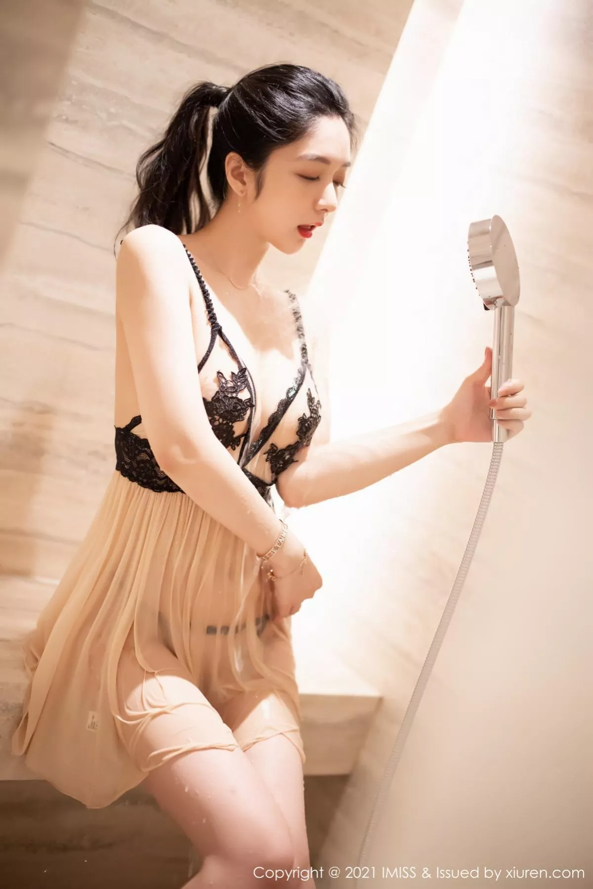 Xgyw.Org_[IMISS爱蜜社]Vol.559_女神Angela小热巴私房轻薄肉色睡衣配肉丝裤袜撩人诱惑写真43P