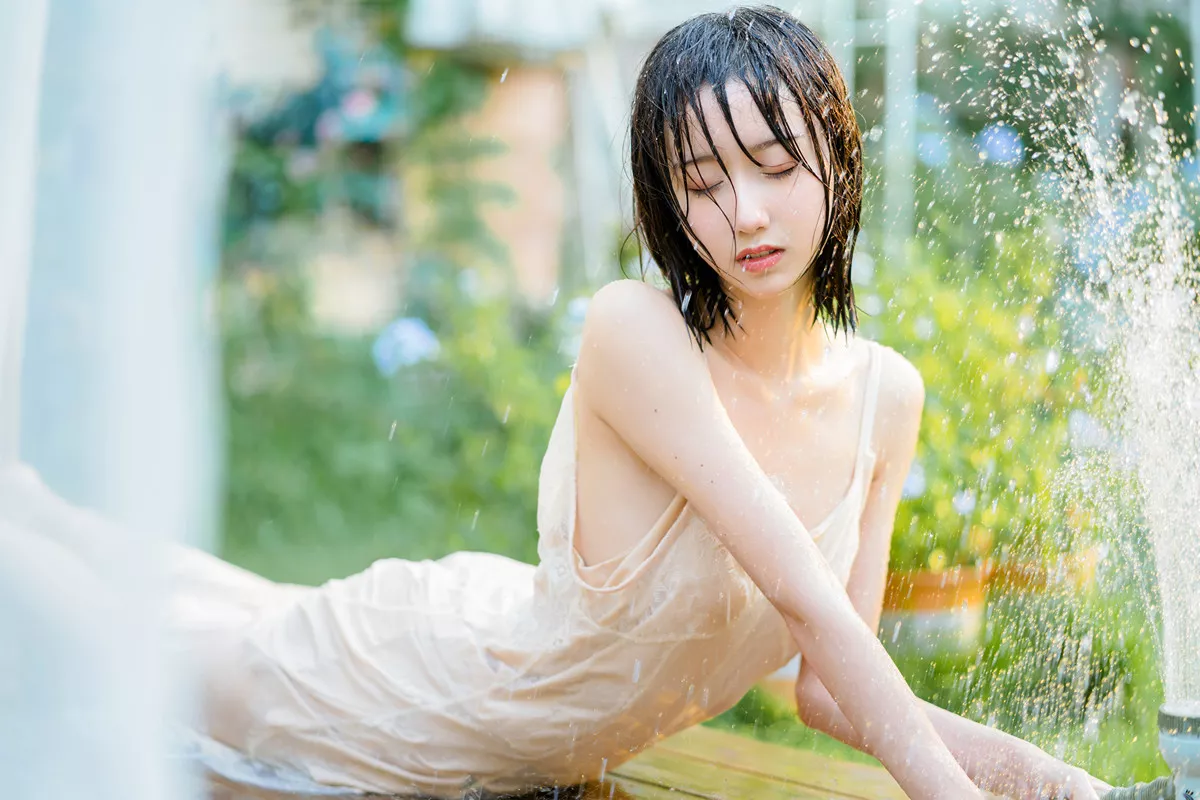 Xgyw.Org_[喵糖映画]Vol.355_短发美女户外性感吊带连身裙秀白嫩肌肤湿身撩人诱惑写真35P