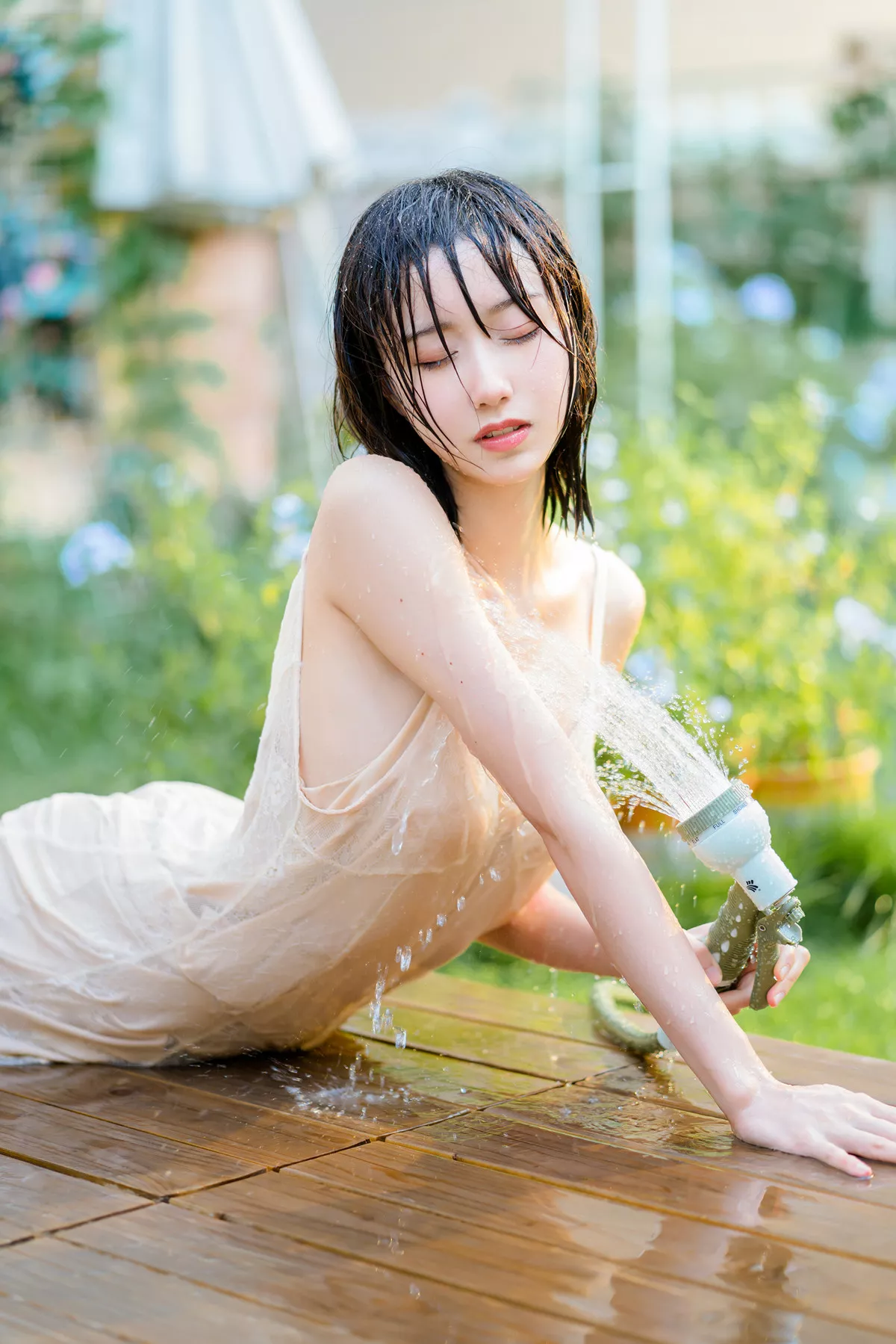 Xgyw.Org_[喵糖映画]Vol.355_短发美女户外性感吊带连身裙秀白嫩肌肤湿身撩人诱惑写真35P