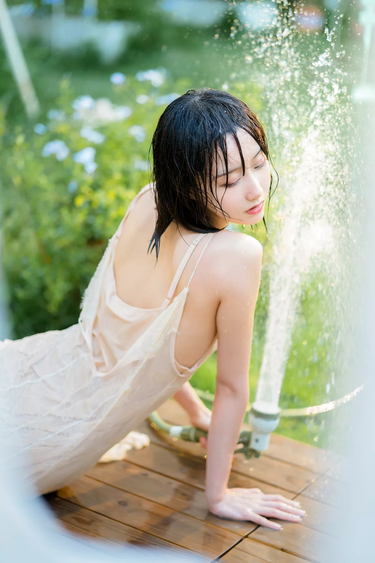 Xgyw.Org_[喵糖映画]Vol.355_短发美女户外性感吊带连身裙秀白嫩肌肤湿身撩人诱惑写真35P