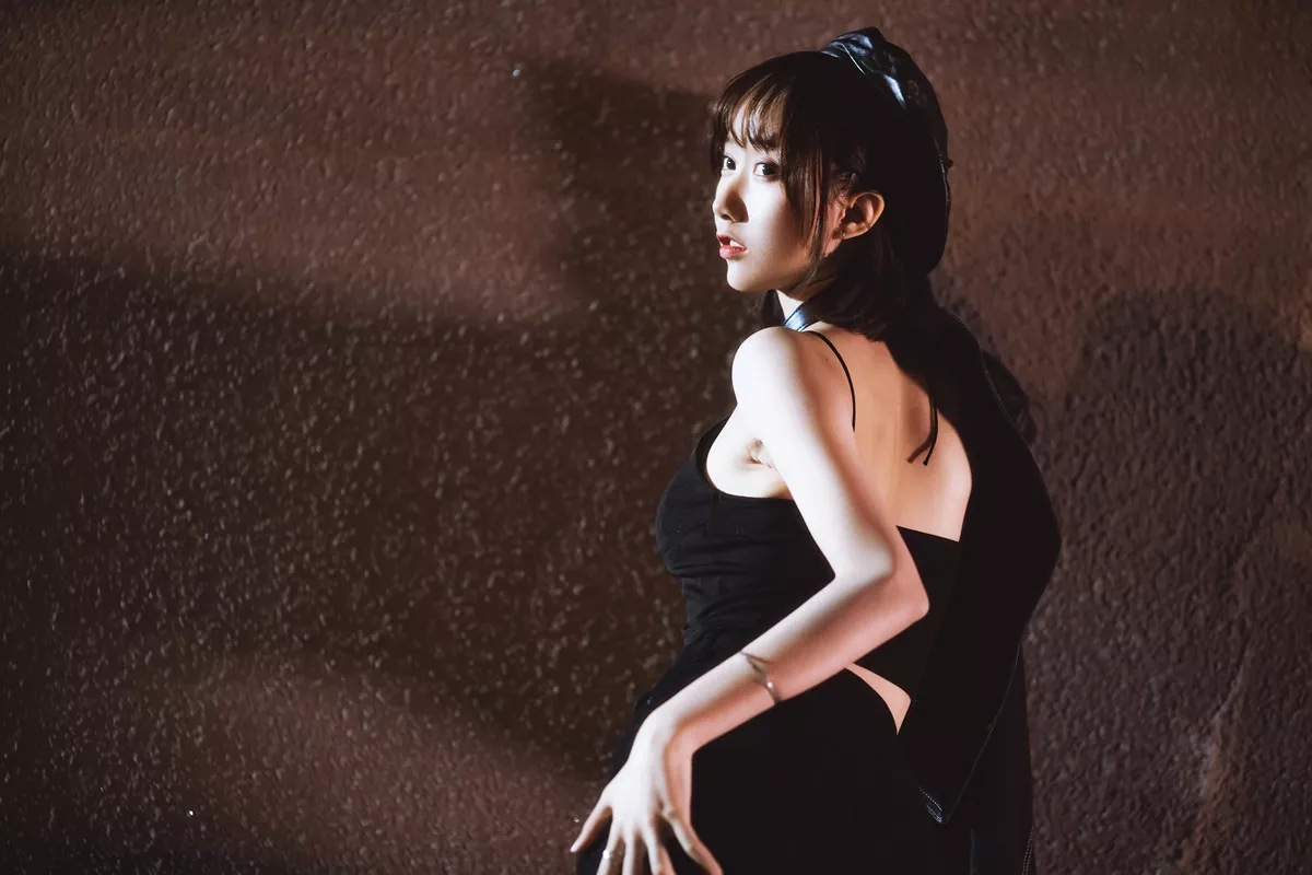 Xgyw.Org_[喵糖映画]Vol.362_短发美女户外黑色吊带配黑短裙秀白嫩美腿迷人诱惑写真30P