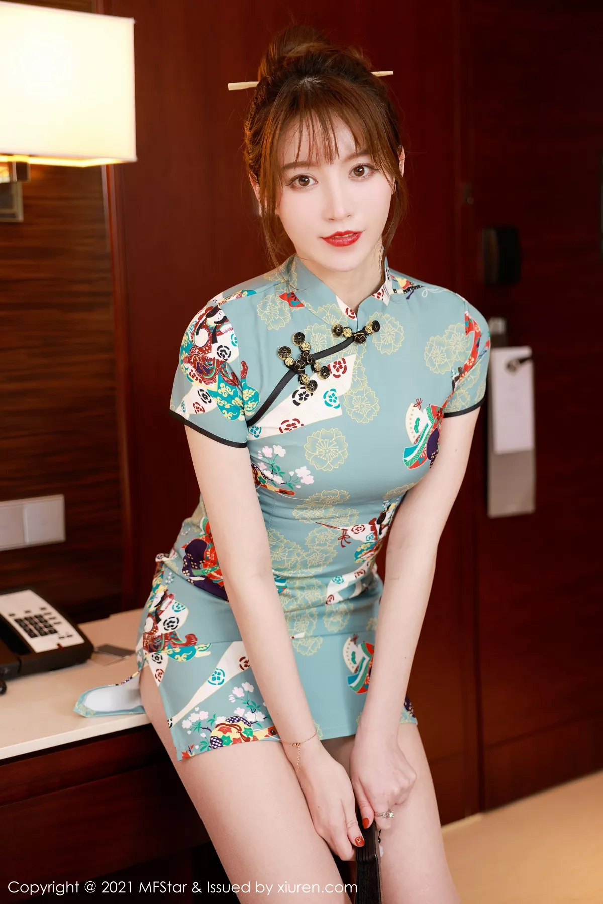 Xgyw.Org_[MFStar模范学院]Vol.471_嫩模yoo优优三亚旅拍私房古韵旗袍配肉丝裤袜极致魅惑写真64P