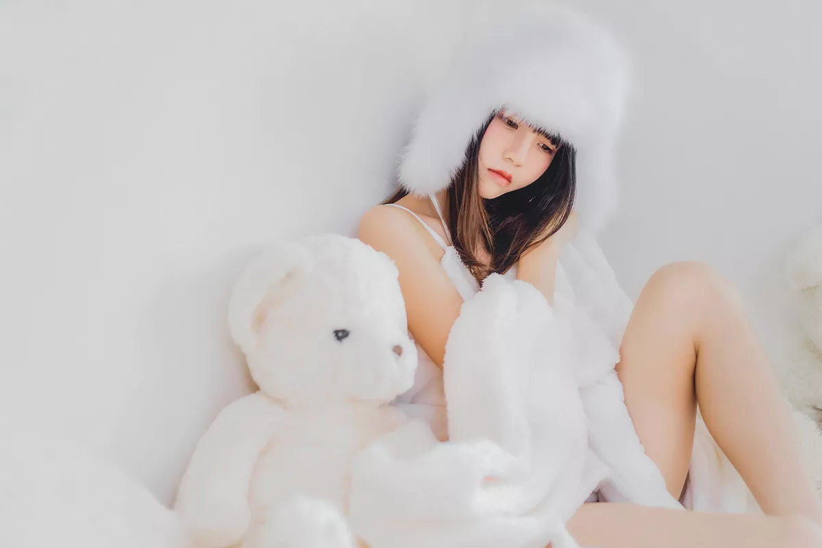Xgyw.Org_[喵糖映画]Vol.370_齐刘海美少女私房床上白色绒毛吊带睡衣秀白嫩肌肤迷人写真38P