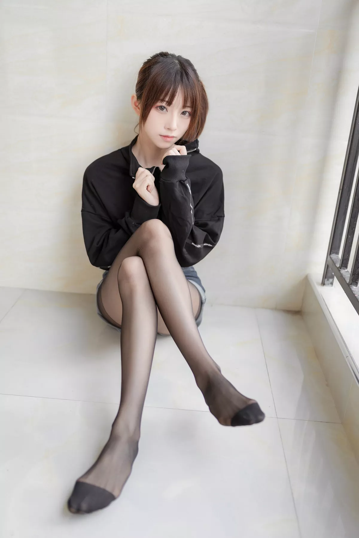 Xgyw.Org_动漫博主Kitaro_绮太郎单马尾女孩主题牛仔短裤下性感黑丝裤袜秀美腿诱惑写真41P
