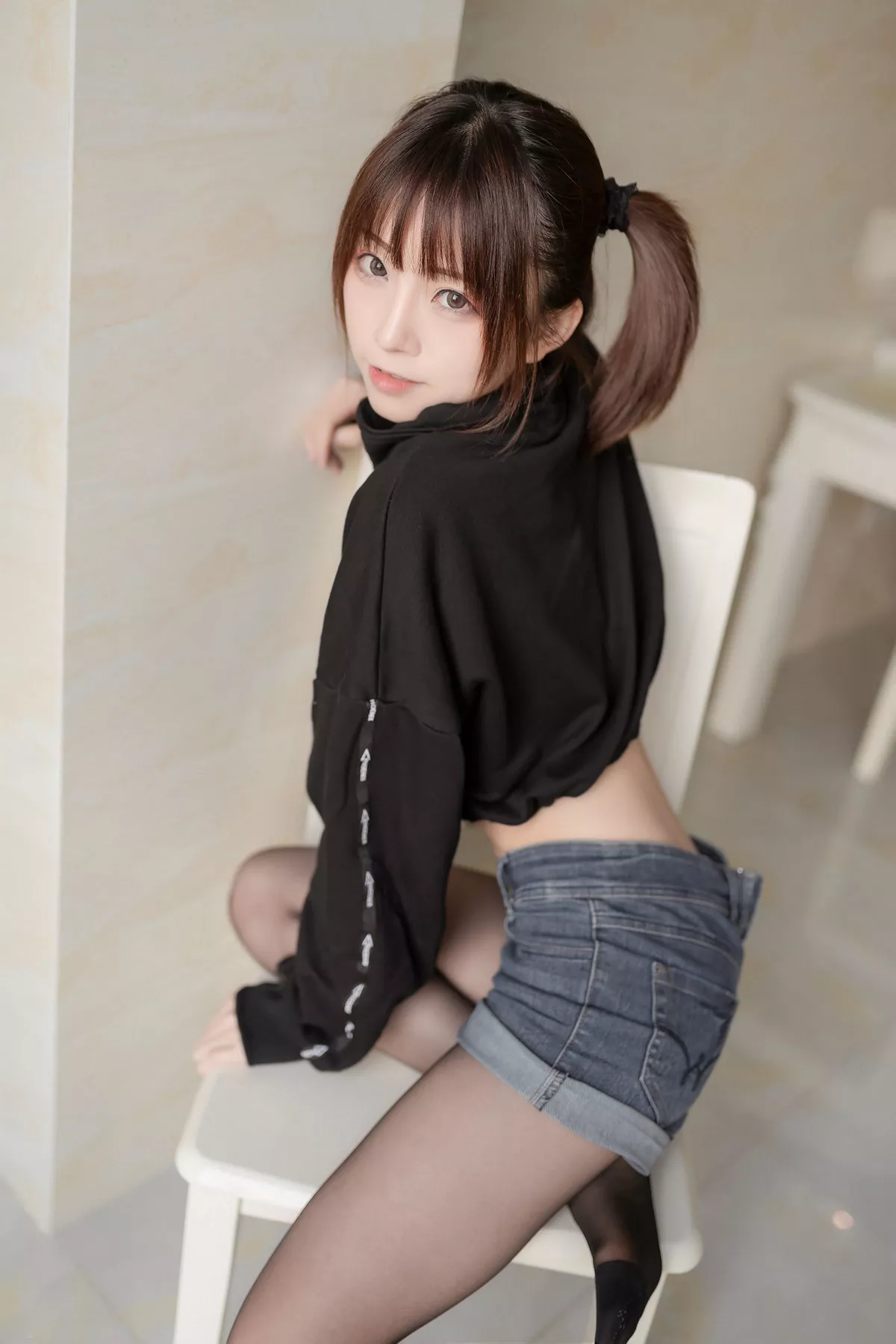 Xgyw.Org_动漫博主Kitaro_绮太郎单马尾女孩主题牛仔短裤下性感黑丝裤袜秀美腿诱惑写真41P