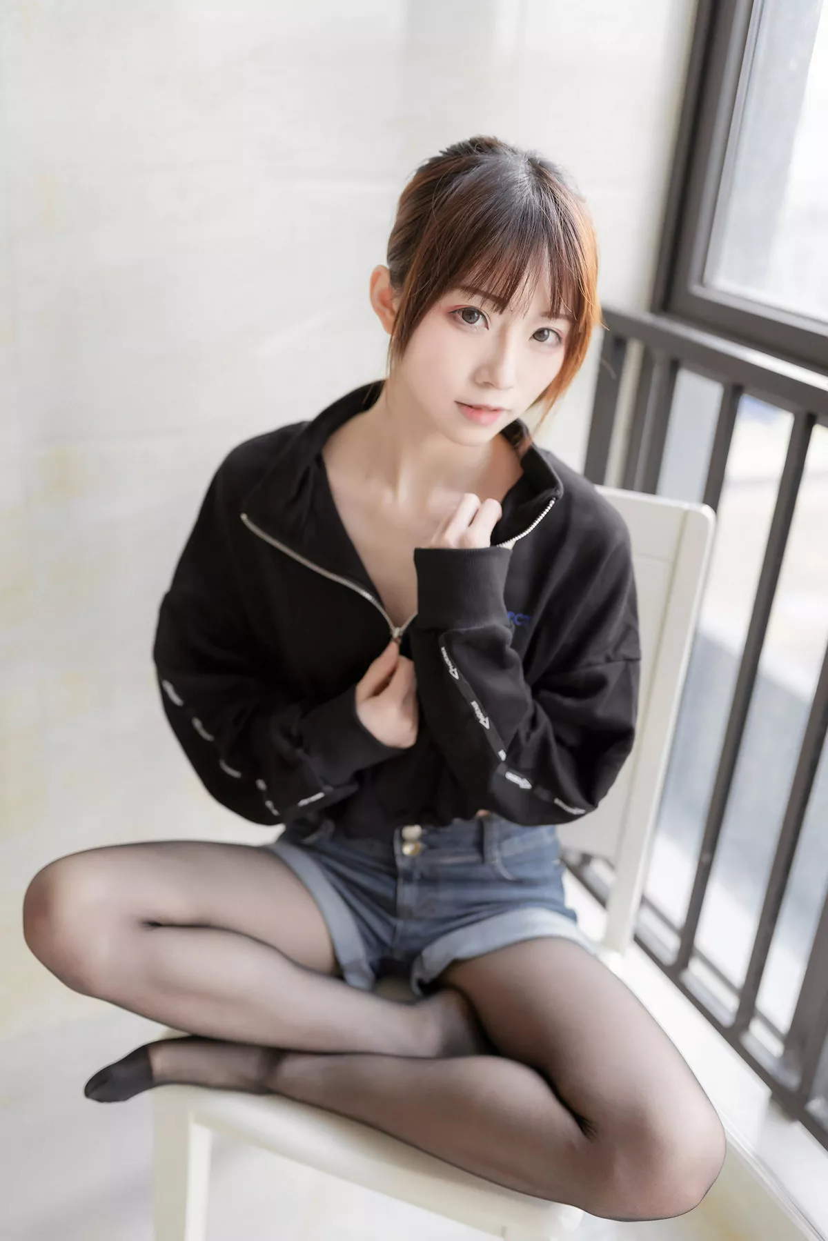 Xgyw.Org_动漫博主Kitaro_绮太郎单马尾女孩主题牛仔短裤下性感黑丝裤袜秀美腿诱惑写真41P