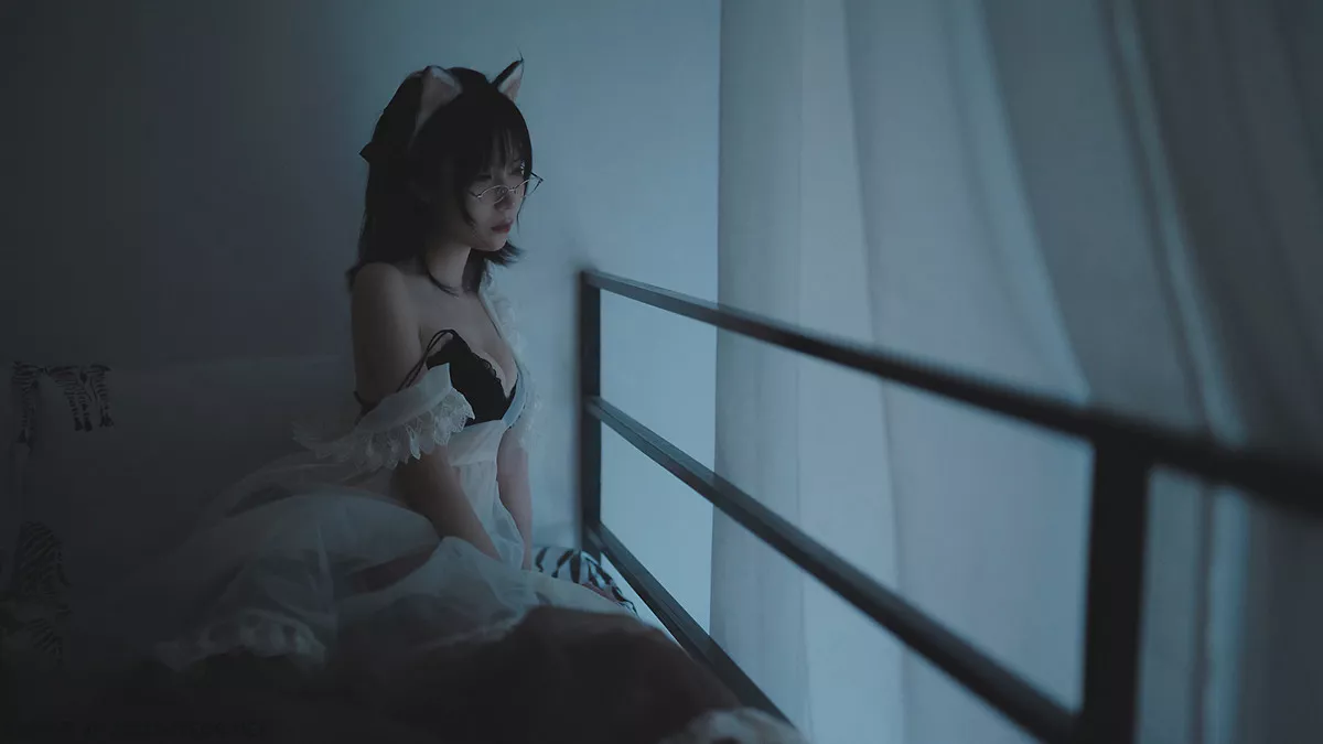 Xgyw.Org_[喵糖映画]Vol.373_眼镜美少女私房猫耳女仆装薄纱裙配黑丝裤袜秀完美身材写真20P