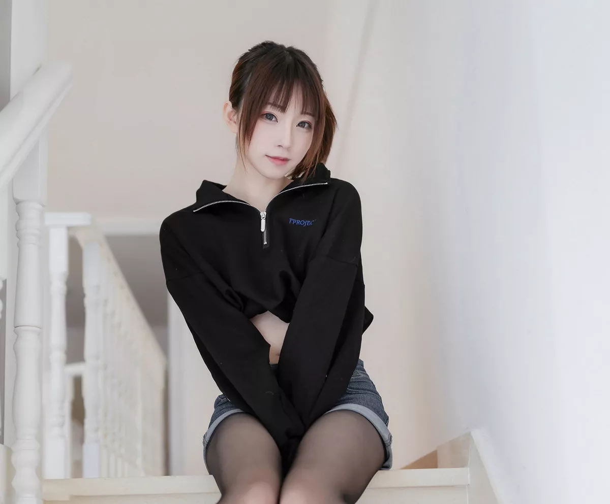Xgyw.Org_动漫博主Kitaro_绮太郎单马尾女孩主题牛仔短裤下性感黑丝裤袜秀美腿诱惑写真41P