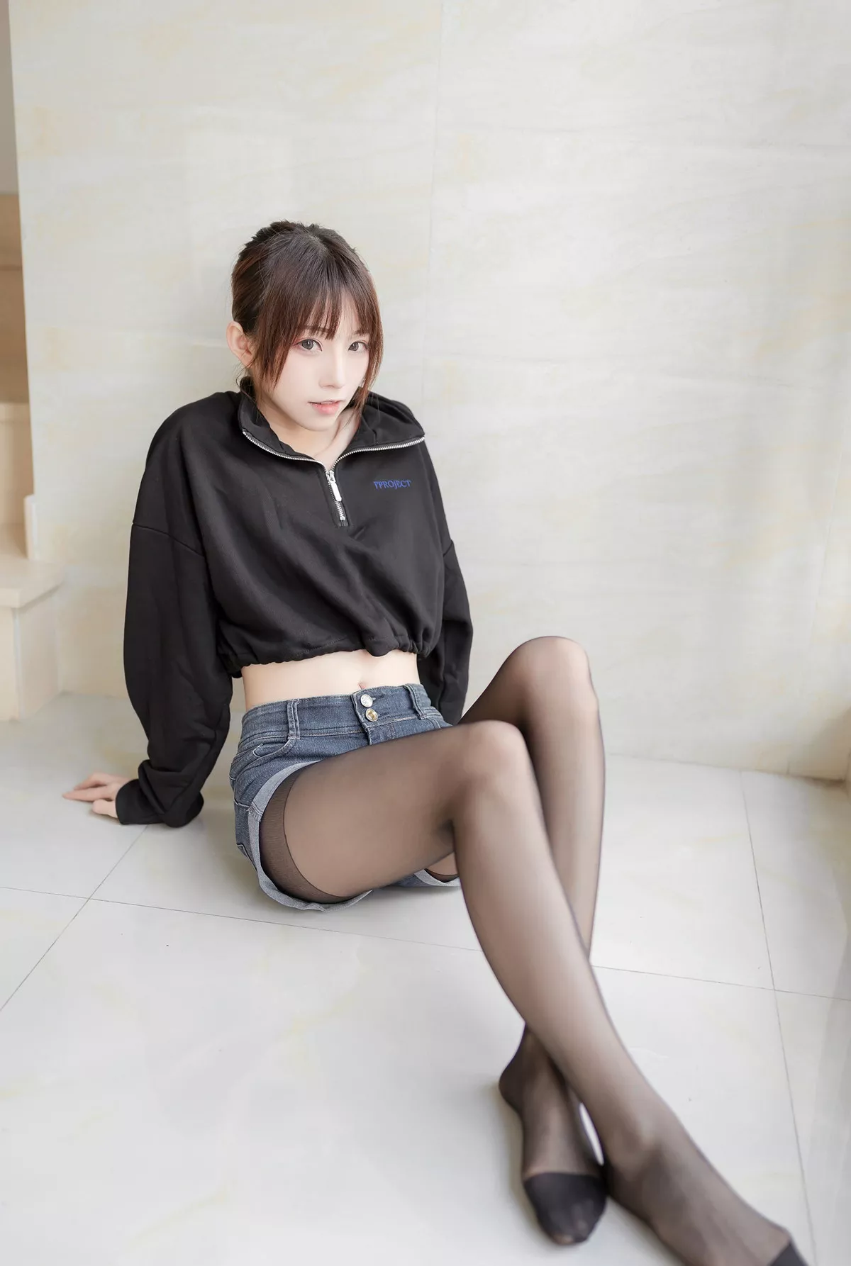 Xgyw.Org_动漫博主Kitaro_绮太郎单马尾女孩主题牛仔短裤下性感黑丝裤袜秀美腿诱惑写真41P