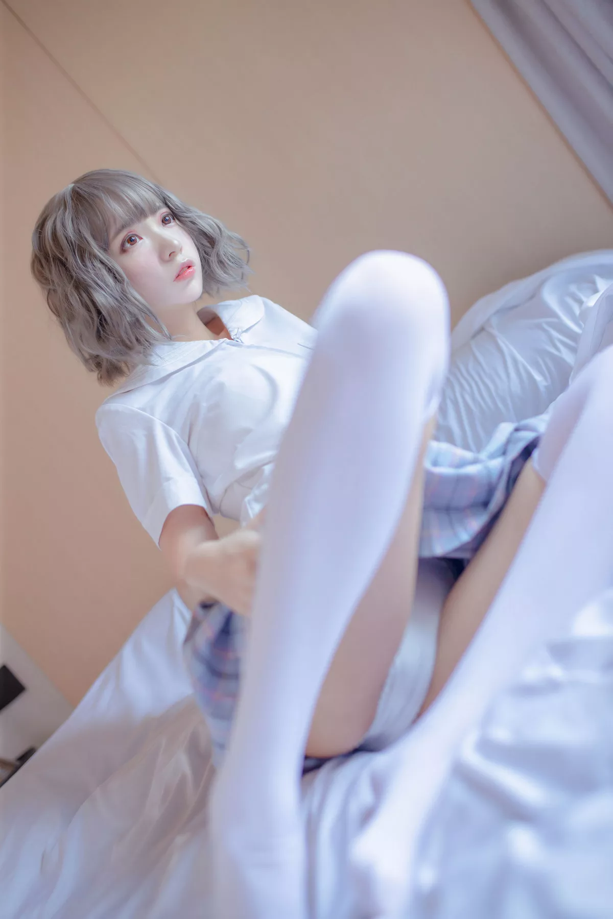 Xgyw.Org_网络美女疯猫ss思绪之JK主题私房床上半脱短裙露透视内裤秀翘臀诱惑写真33P