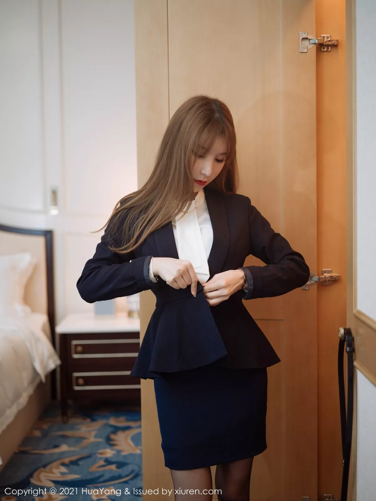 Xgyw.Org_[HuaYang花漾]Vol.397_女神周于希Sandy厦门旅拍私房白色浴袍半脱秀豪乳诱惑写真75P