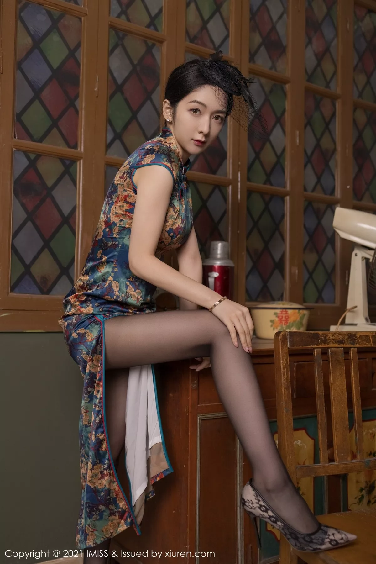Xgyw.Org_[IMISS爱蜜社]Vol.591_女神Angela00私房脱古韵旗袍露蕾丝内衣秀完美身材诱惑写真51P