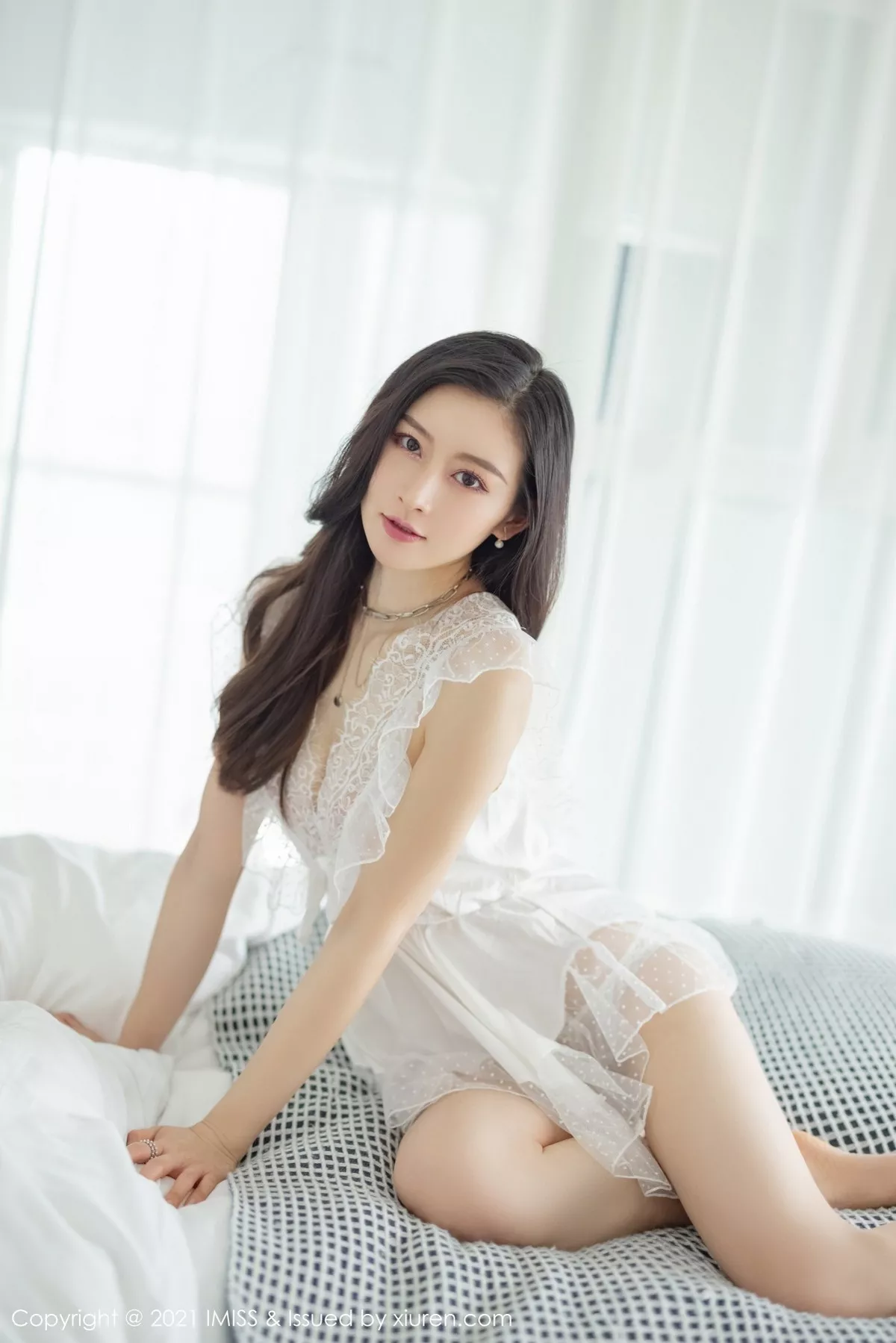 Xgyw.Org_[IMISS爱蜜社]Vol.592_气质美女Vanessa私房床上白色薄纱睡衣秀完美身材诱惑写真44P