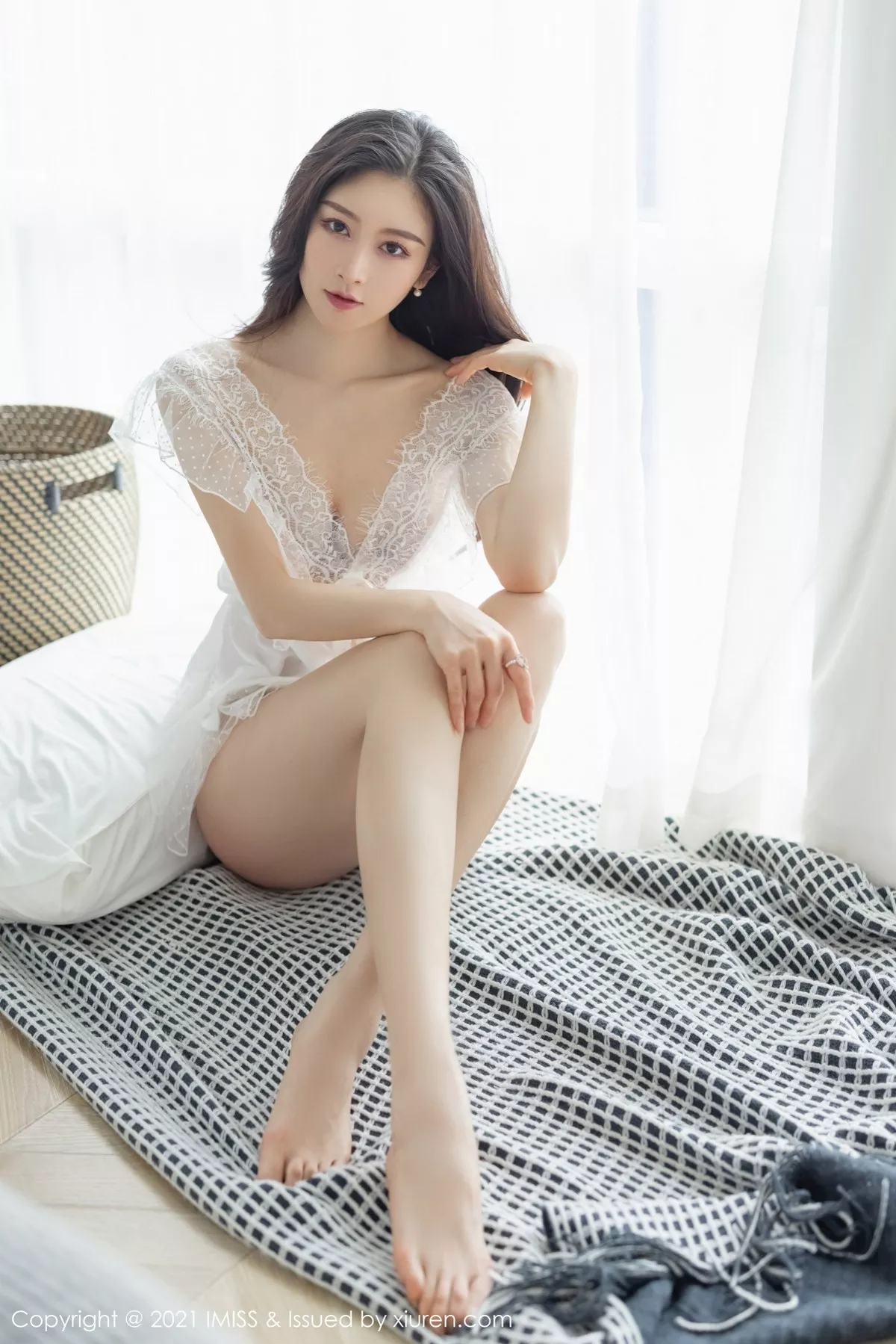 Xgyw.Org_[IMISS爱蜜社]Vol.592_气质美女Vanessa私房床上白色薄纱睡衣秀完美身材诱惑写真44P