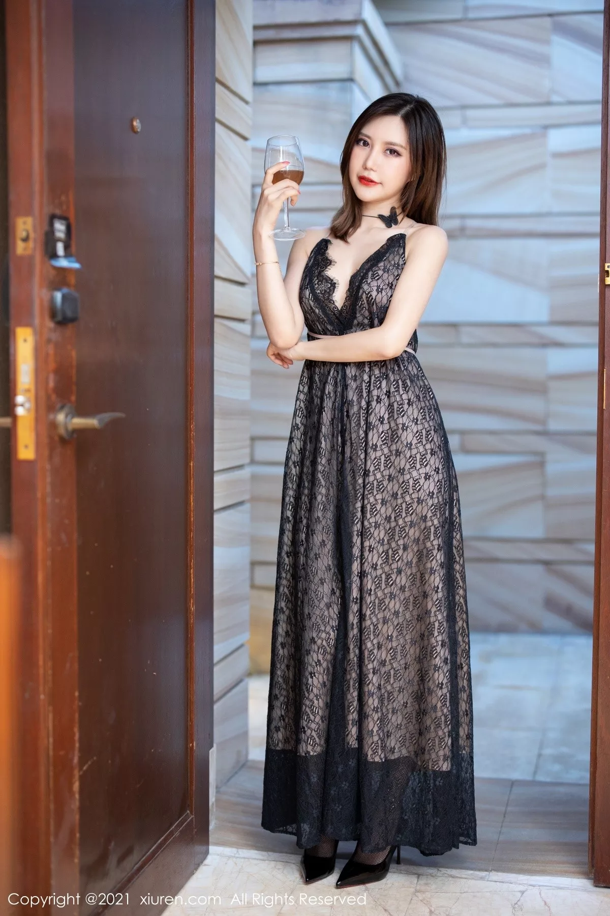 Xgyw.Org_XiuRen第3349期_女神绮里嘉Carina复出心愿旅拍红色蕾丝内衣配黑丝网袜诱惑写真93P